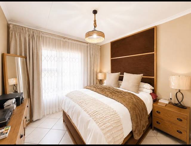 2 BEDROOM TOWNHOUSE FOR SALE IN LAMBTON GARDENS